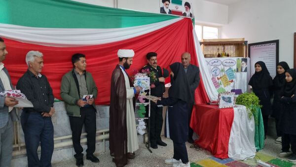 نواخته شدن زنگ کتاب و کتابخوانی در دبیرستان سمیه نوخندان