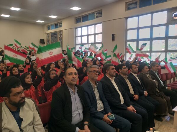 آیین نواختن زنگ ملی مبارزه با استکبار ستیزی در دبیرستان دخترانه متوسطه دوره اول توحید 