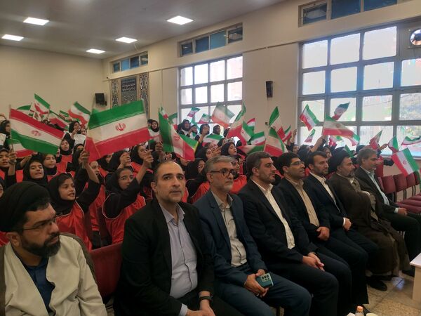 آیین نواختن زنگ ملی مبارزه با استکبار ستیزی در دبیرستان دخترانه متوسطه دوره اول توحید 