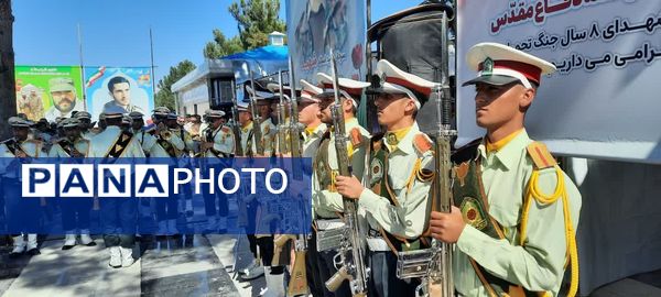 گلباران مزار مطهر شهدا به‌مناسبت هفته دفاع مقدس در بجنورد