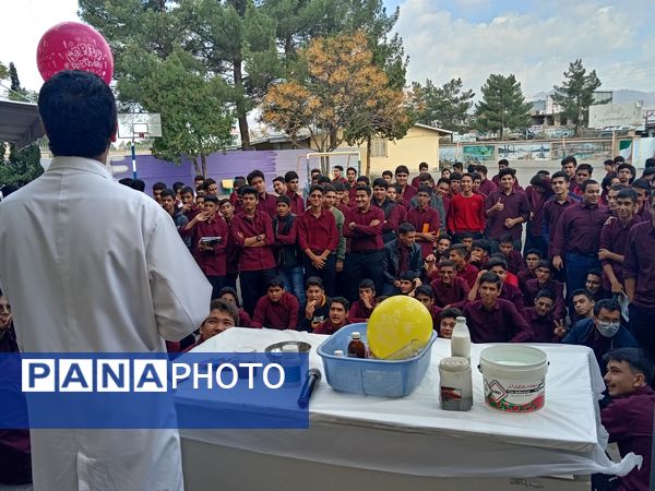 انجام آزمایش‌های علمی در دبیرستان نمونه آیت الله خامنه‌ای کاشمر 