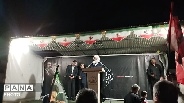 اجرای  سرود حماسی «باید برخاست» توسط دانش‌آموزان پیشتاز ساوجبلاغ
