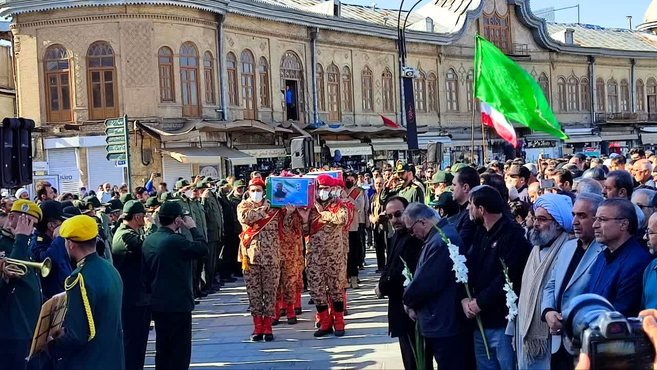  تشییع پیکر شهدا در میدان امام خمینی (ره) همدان با حضور حماسی مردم همیشه در صحنه