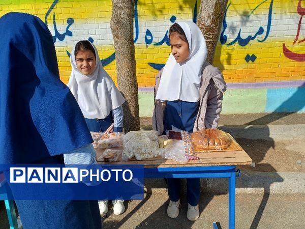 برپایی بازارچه درون مدرسه‌ای در دبستان ربابه هاشمیان یزدی شیروان