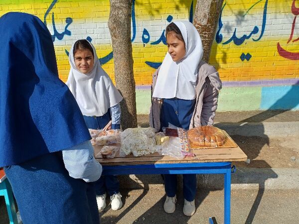 برپایی بازارچه درون مدرسه‌ای در دبستان ربابه هاشمیان یزدی شیروان
