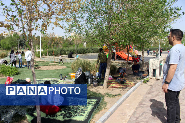 حضور گردشگران روز طبیعت در محوطه باغ‌موزه دفاع مقدس قم