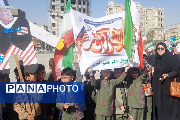 حضور پرشور دانش‌آموزان در راهپیمایی ۱۳آبان منطقه کهریزک 