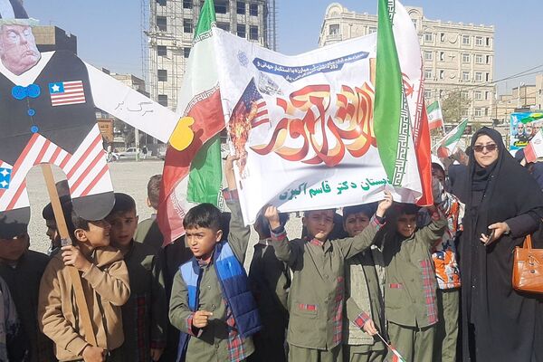 حضور پرشور دانش‌آموزان در راهپیمایی ۱۳آبان منطقه کهریزک 