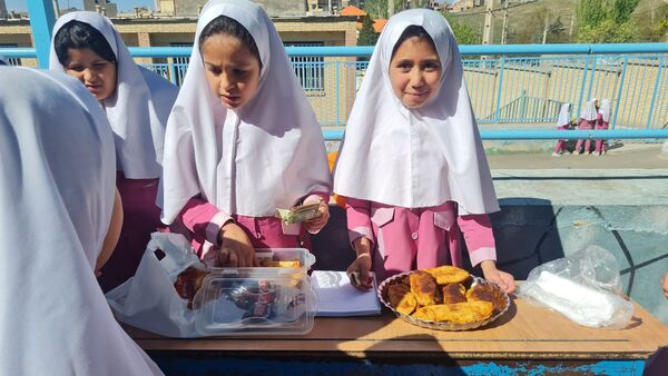 جشنواره فروش غذاهای سالم با مشارکت دانش آموزان مدرسه شهید رجایی ۱ منطقه پردیس 