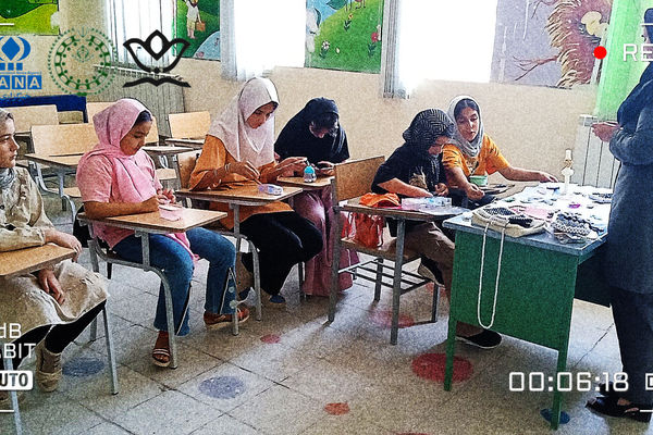 کلاس‌های مرواریدبافی ویژه دختران در کانون‌های فرهنگی هنری شهید مطهری و شهیده سمیه برگزار شد