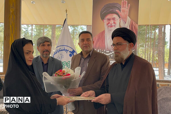 ‌تجلیل از دانش‌آموز خبرنگاران فعال پانا در شب‌های قرار ایستادگی آباده