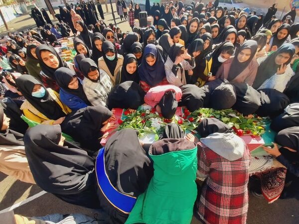 مراسم تشییع پیکر شهید گمنام با حضور دانش آموزان دختر بیرجندی 