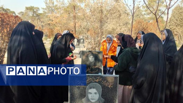 گرامیداشت یاد شهدا توسط دانش‌آموزان دبیرستان شهیده محبوبه دانش