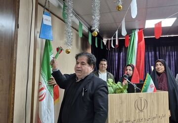 نواخته شدن زنگ انقلاب در مدرسه شاهد اشرفی اصفهانی همزمان با چهل‌وهفتمین سالگرد پیروزی 