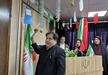 نواخته شدن زنگ انقلاب در مدرسه شاهد اشرفی اصفهانی همزمان با چهل‌وهفتمین سالگرد پیروزی 