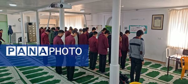 برپایی نماز جماعت در دبیرستان نمونه ایمان الله خامنه ای 