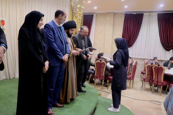 جشن فارغ‌التحصیلی دانش‌آموزان دختر بروجنی