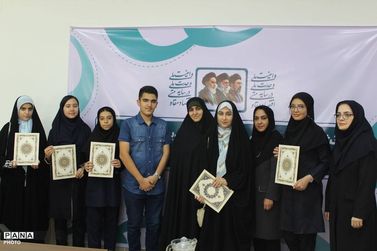 تجلیل از دانش‌آموز خبرنگاران فعال در عرصه کانون پرورش فکری کودکان و نوجوانان استان البرز 