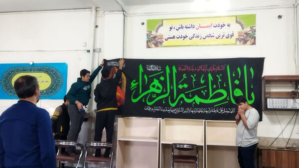 آماده‌سازی نمازخانه دبیرستان شاهد برای استقبال از شهید گمنام