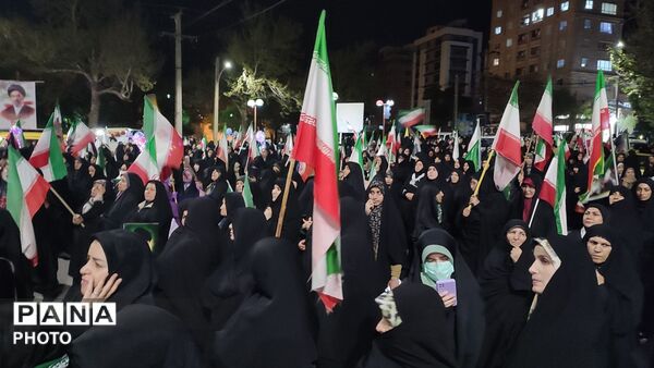 همبستگی در صف اول از راهپیمایی‌های شبانه تا پاسداشت روز معلم