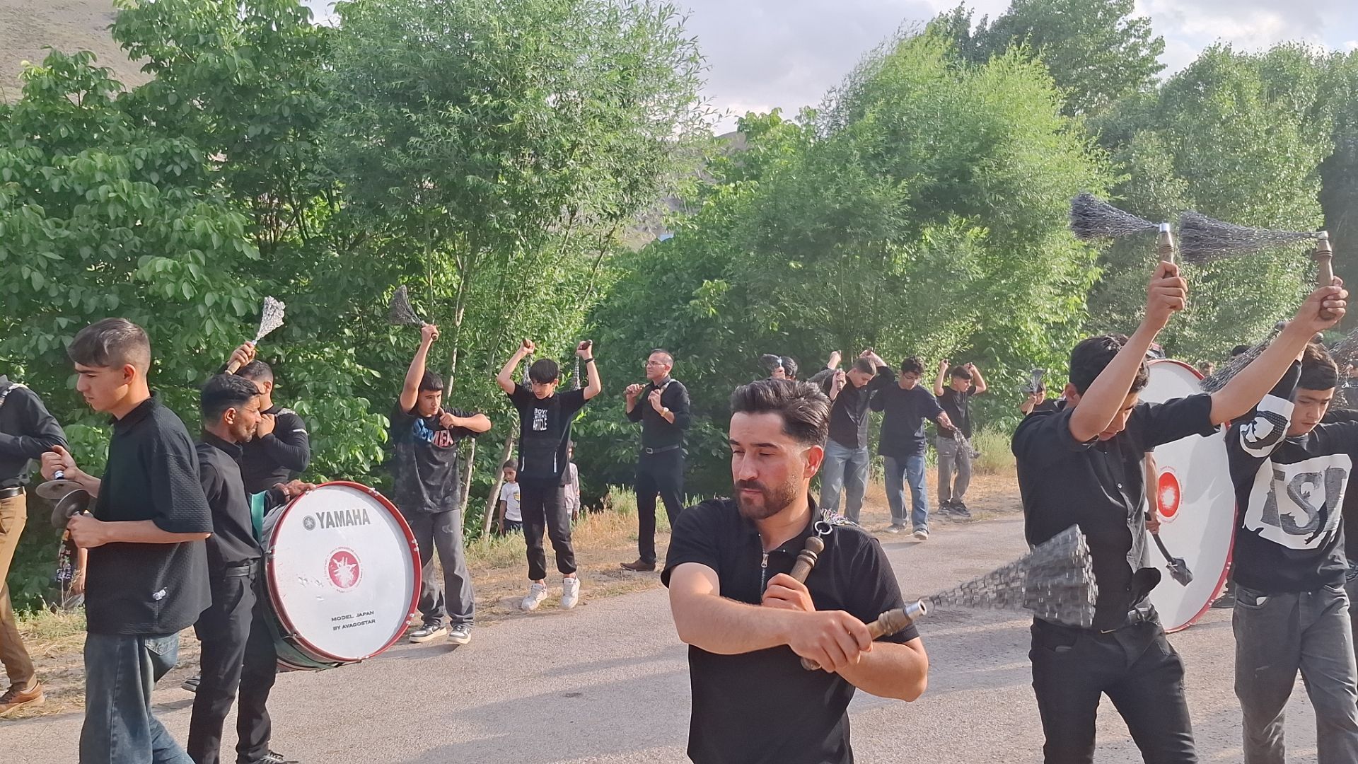 تاسوعایینان با نوای طبل و سینه‌زنی بر مزار شهدا حاضر شدند
