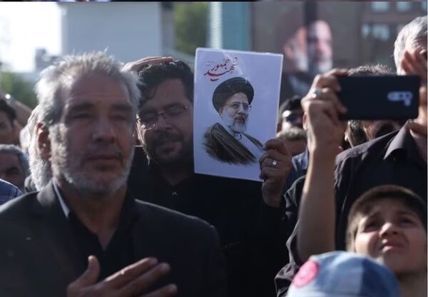 عزاداری مردم مشهد به مناسبت شهادت خادم الرضا(ع)، آیت الله رئیسی و همراهان ایشان