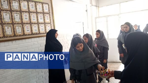 آیین بازگشایی مدارس و استقبال از دانش آموزان در دبیرستان صدیقه
