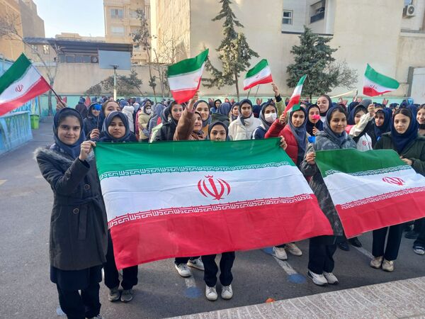 نواختن زنگ انقلاب در دبیرستان شهید محمدکاظم موسوی ناحیه ۲ کرج و شهرستان فردیس 