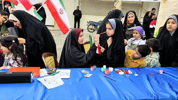 پیر و جوان، زن و مرد، همه آمدند