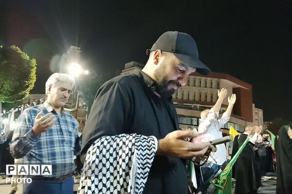 برپایی نماز استغاثه به امام زمان (عج) در میدان نماز شهرری 