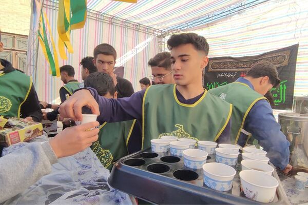 در اغنای دل‌ها هنرستان موفقیان اسلامشهر میزبان آیین فاطمیه و سفره احسان بانوی نور بود