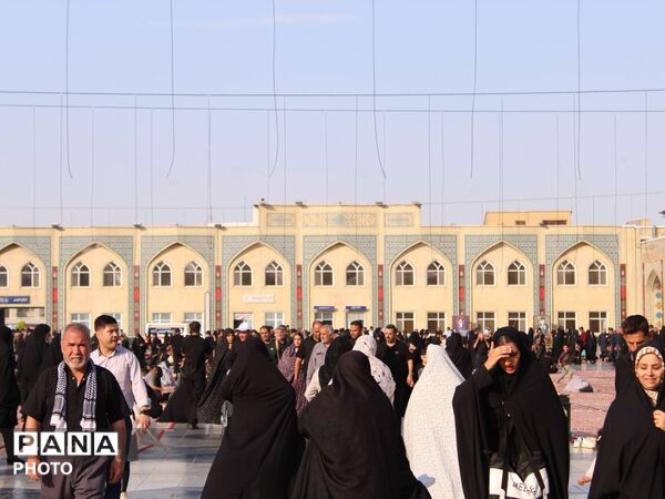 بارگاه منوّر رضوی در سالروز شهادت امام رضا (ع) یکپارچه سیاهپوش و لبریز از سوز و گداز عزاداران شد