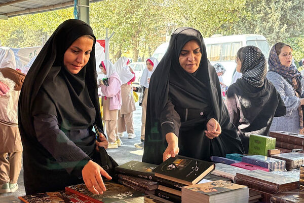 نمایشگاه کتاب و کتاب‌خوانی در اداره آموزش و پرورش اسلامشهر