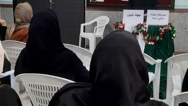 آذین‌بندی دهه فجر و نواخته شدن زنگ انقلاب در دبیرستان حضرت آسیه(س) حاجی‌آباد