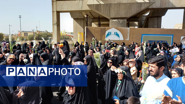 عشق و ارادت زائران حضرت معصومه(س) در قالب کاروان نمادین ورود ایشان به قم