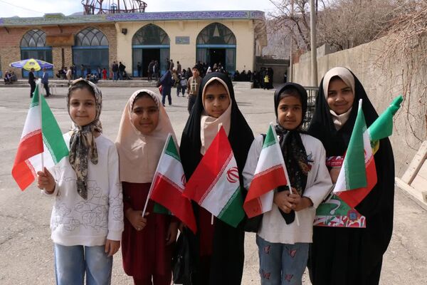 انقلاب را نسل جدید ادامه می دهند