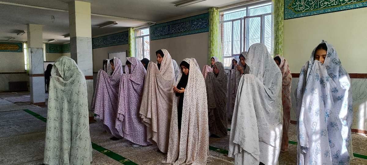 استقبال بی‌نظیر دانش‌آموزان از برگزاری نماز جماعت و زیارت عاشورا در مدرسه قاضی طباطبایی اسلامشهر