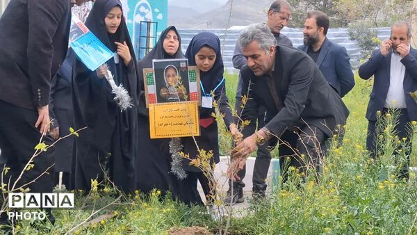 پویش کاشت نهال امید به یاد رهبر شهید و دانش‌آموزان میناب در دبستان دخترانه تهذیب ناحیه یک کرج