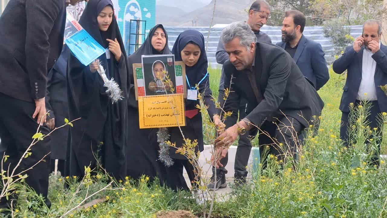 پویش کاشت نهال امید به یاد رهبر شهید و دانش‌آموزان میناب در دبستان دخترانه تهذیب ناحیه یک کرج