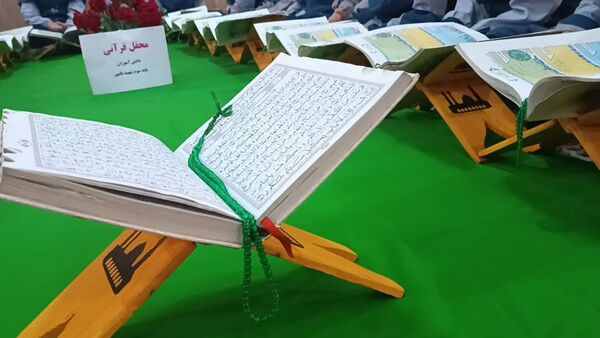 محفل انس با قرآن کریم در دبستان شاهد کوثر