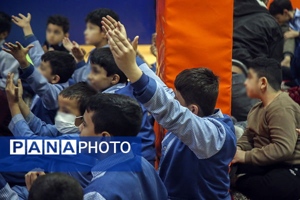 ادای احترام کودکان استثنایی قم به پرچم حرم نورانی حضرت معصومه(س)