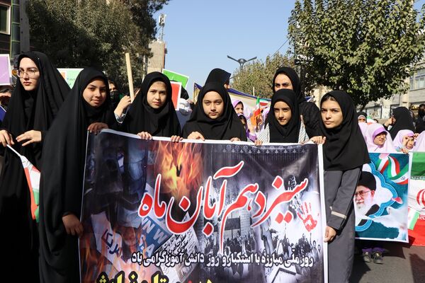 حضور پرشور دانش‌آموزان و مسئولین در راهپیمایی ۱۳ آبان در ناحیه یک بهارستان