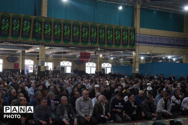 نمازجمعه؛ جلوه‌ای از وحدت و همبستگی دانش‌آموزان در هفته بسیج دانش‌آموزی