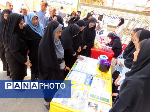 بازدید مشاور وزیر آموزش و پرورش در امور زنان از دست‌سازه‌های دانش‌آموزان دبیرستان 22 بجنورد