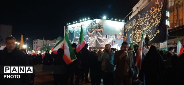 تجمع شهروندان در چهلم کودکان میناب کنار دیوارنگاره میدان انقلاب