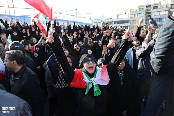 تجمع سوگواران رهبر شهید انقلاب در مقابل دانشگاه تهران