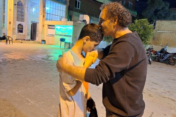 اوج اعتکاف و بوسه‌ای بر دست پدر