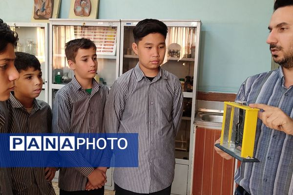 افتتاح آزمایشگاه دبیرستان پسرانه سید احمد خمینی(ره) به نام شهید عبدالحمید مینوچهر