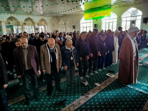 اقامه نماز جماعت بعد از  راهپیمایی در کاشمر 
