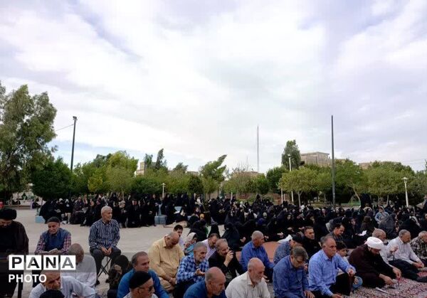 آیین قرائت دعای پرفیض عرفه در جوار یادمان شهید گمنام بوستان گلهای قم